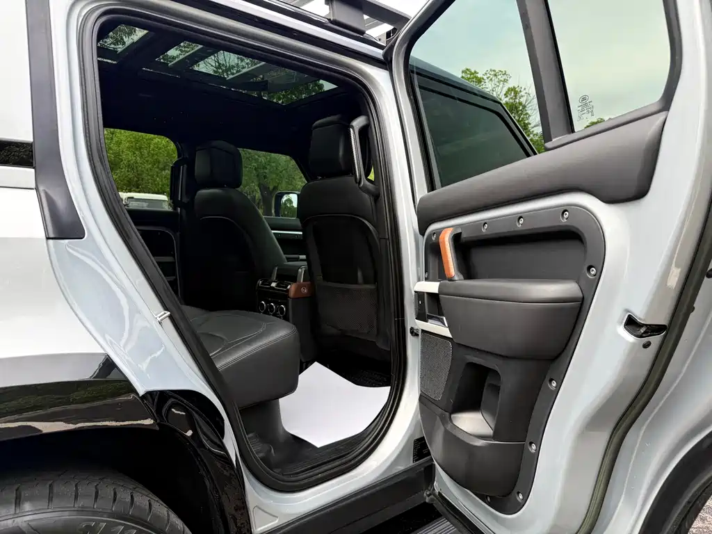 Land Rover Defender — миниатюра 24