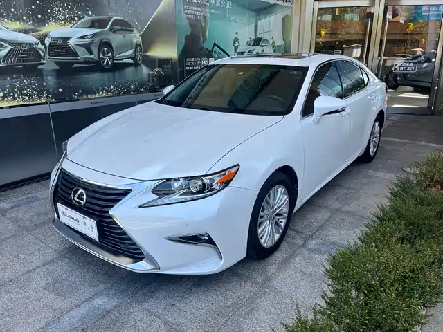 Lexus ES — фото 1