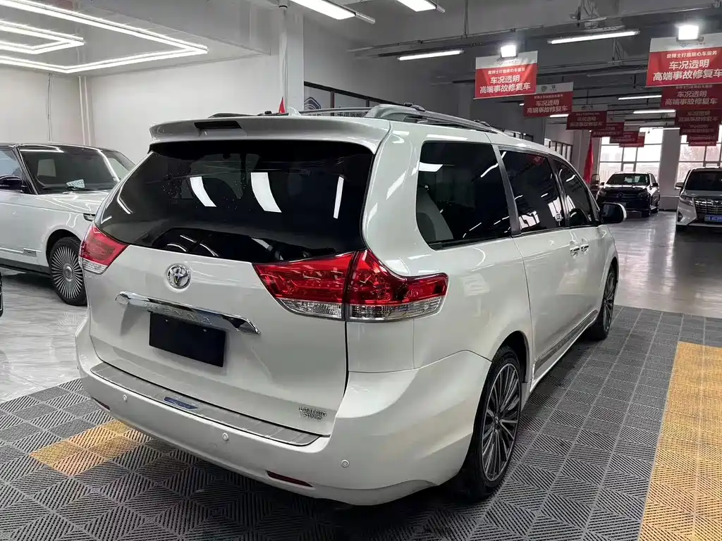 Toyota Sienna — миниатюра 9