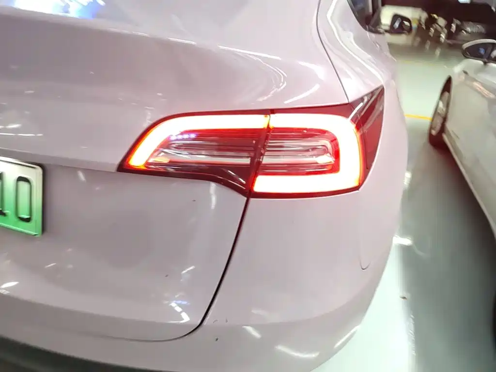 Tesla Model Y — миниатюра 8