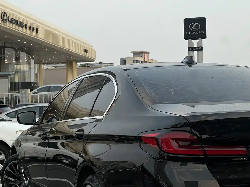 BMW 5 Series — миниатюра 9