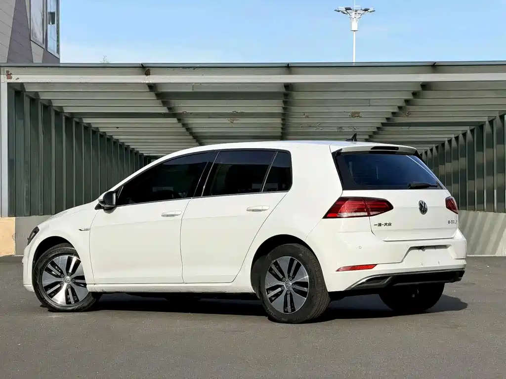Volkswagen Golf EV — миниатюра 8