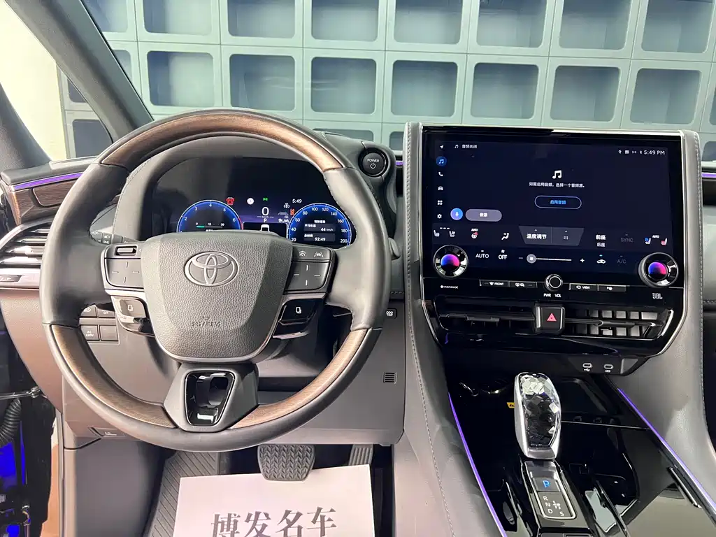 Toyota Alphard — миниатюра 30