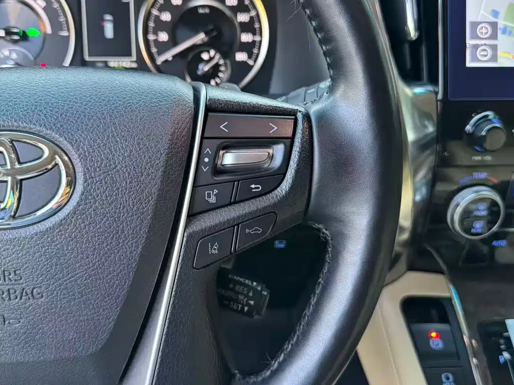 Toyota Alphard — миниатюра 22