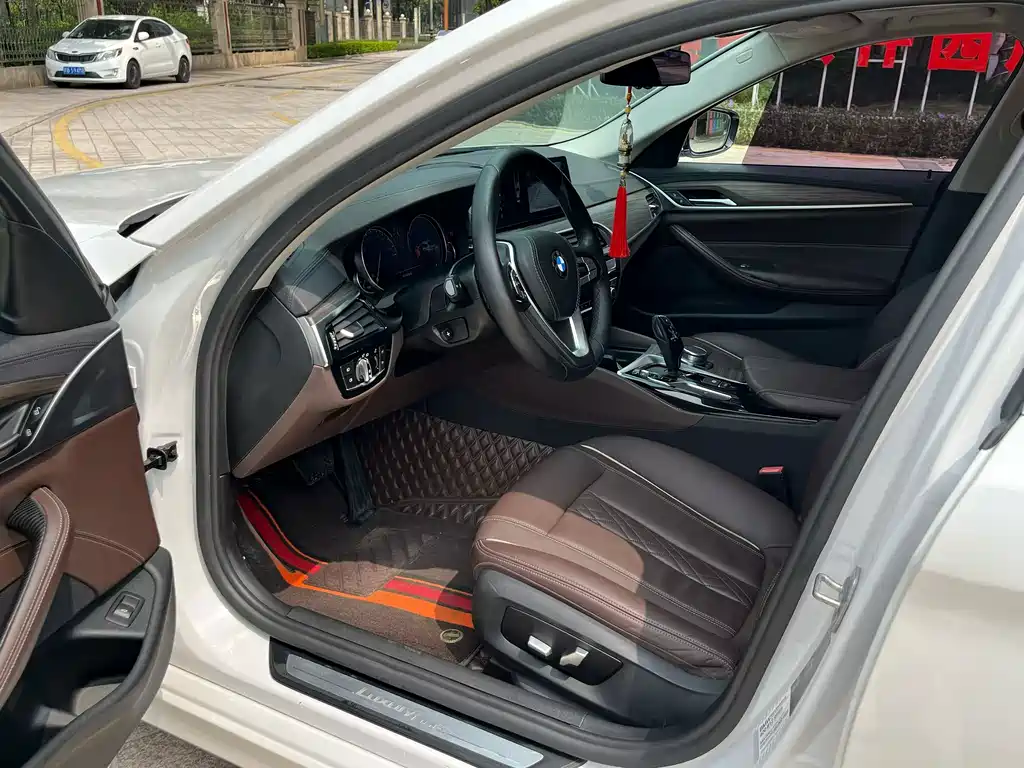 BMW 5 Series — миниатюра 6