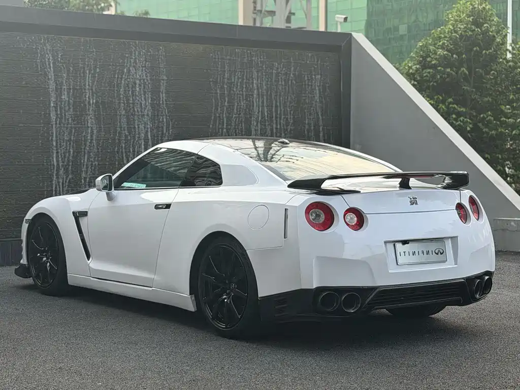 Nissan GT-R — миниатюра 7