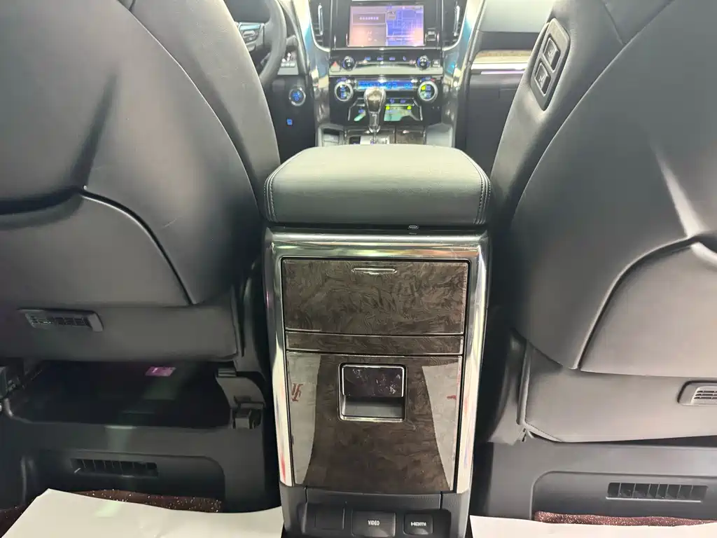 Toyota Alphard — миниатюра 21