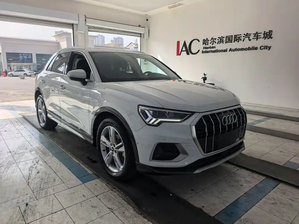 AUDI  Q3