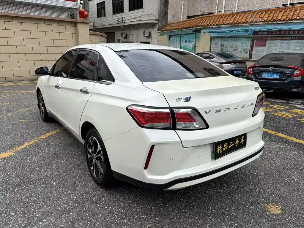Venucia D60EV
