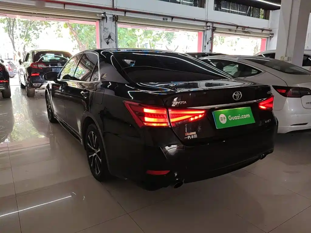 Toyota Crown — миниатюра 5