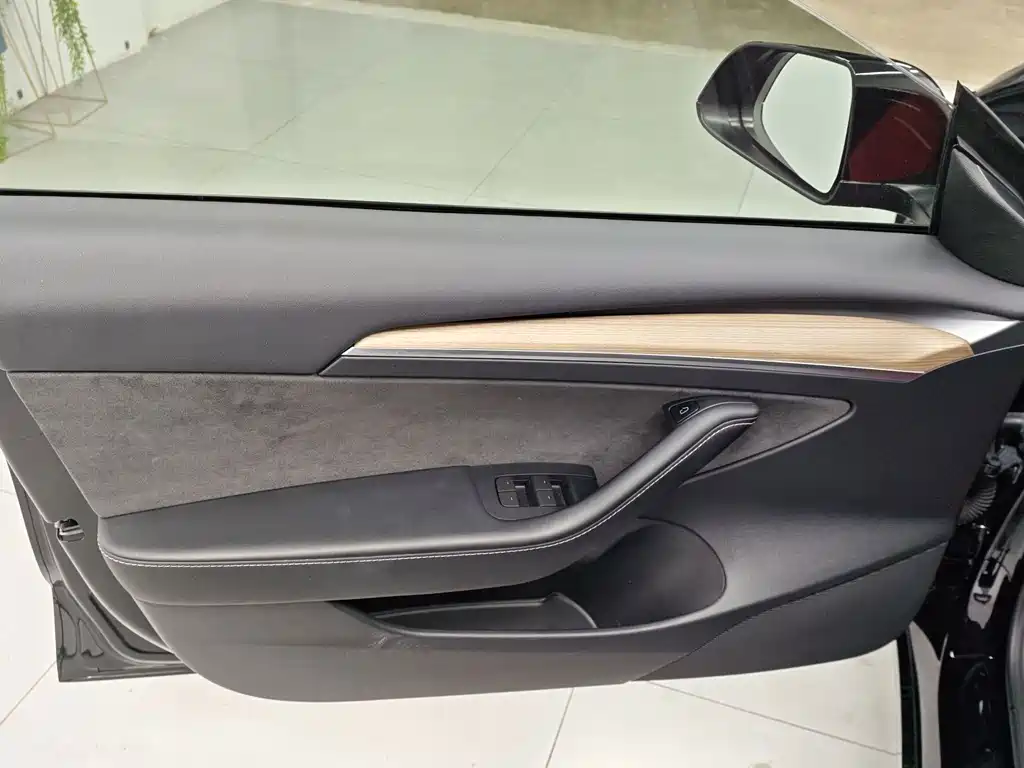Tesla Model 3 — миниатюра 22