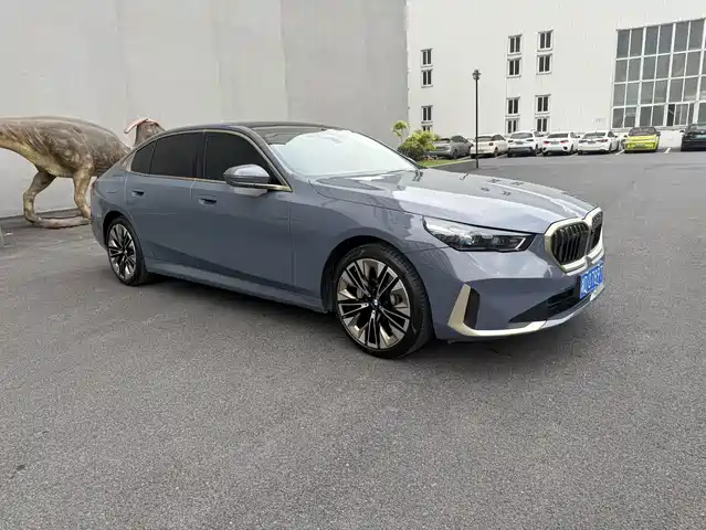 BMW 5-Series — фото 1