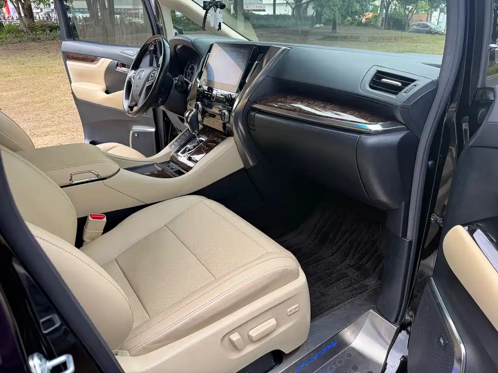 Toyota Alphard — миниатюра 17