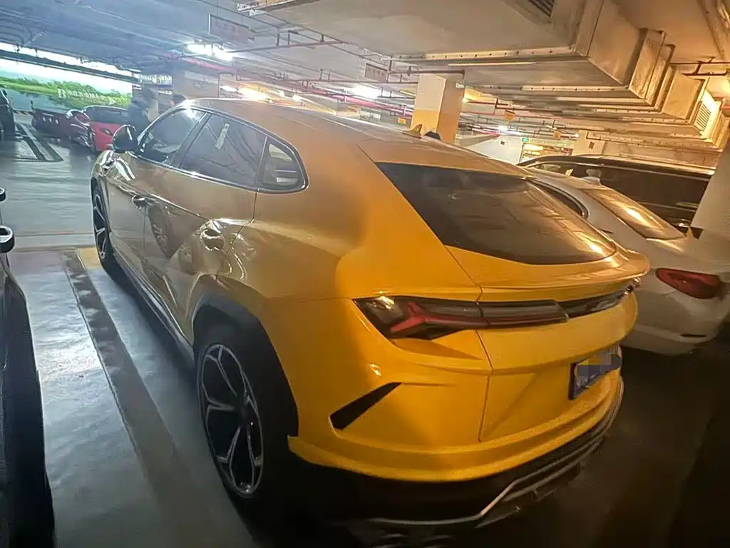 LAMBORGHINI URUS