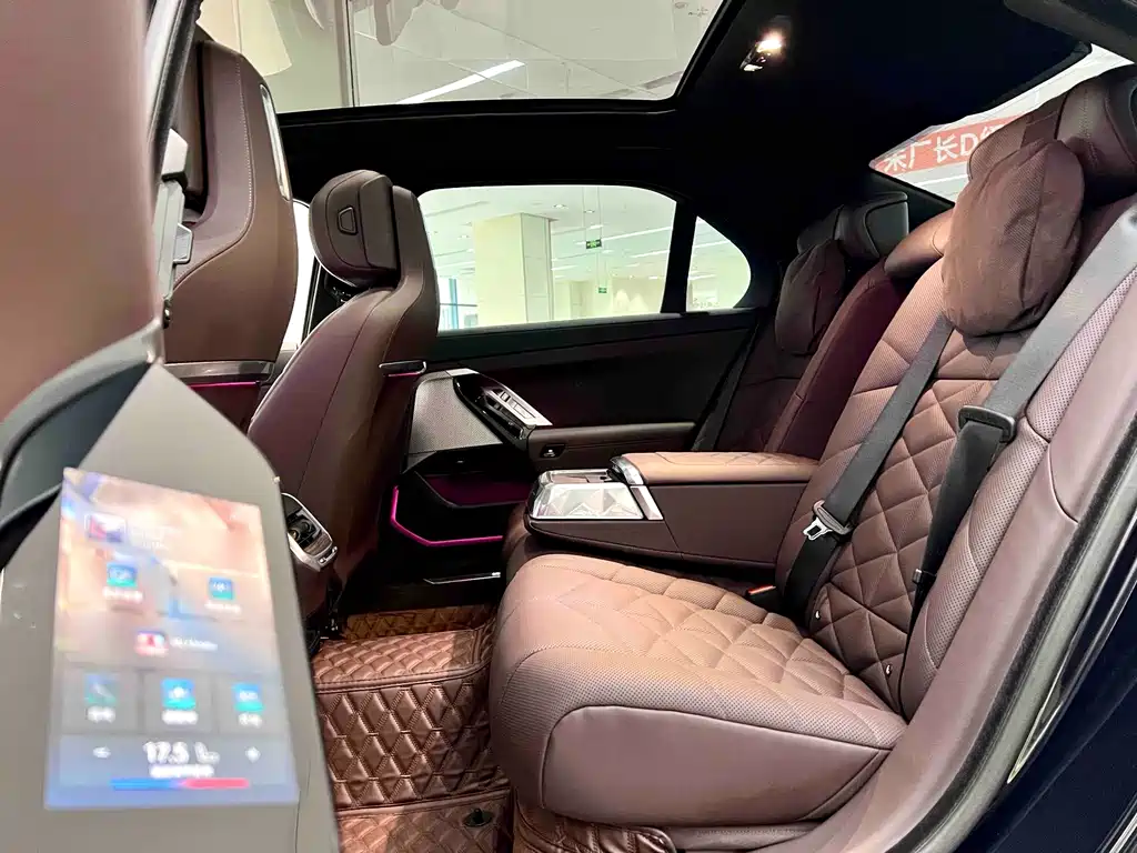BMW 7 Series — миниатюра 9