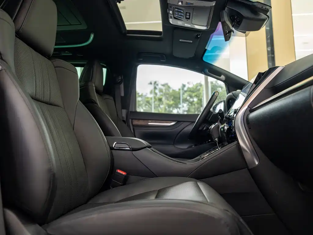 Toyota Alphard — миниатюра 8