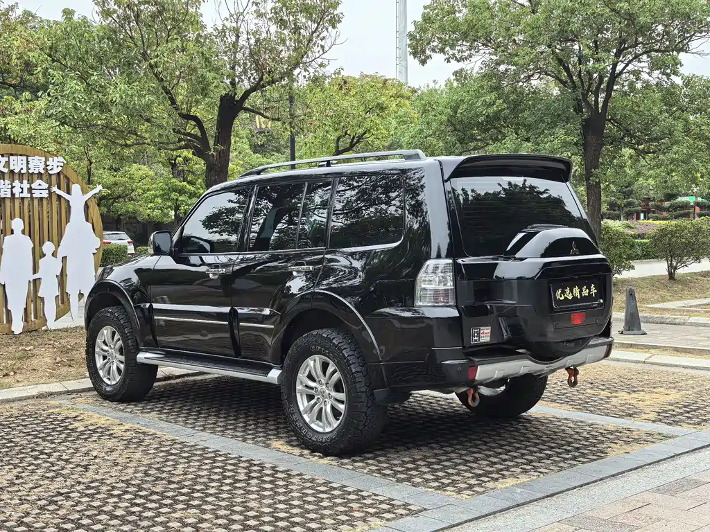 Mitsubishi Pajero (Import) — миниатюра 9