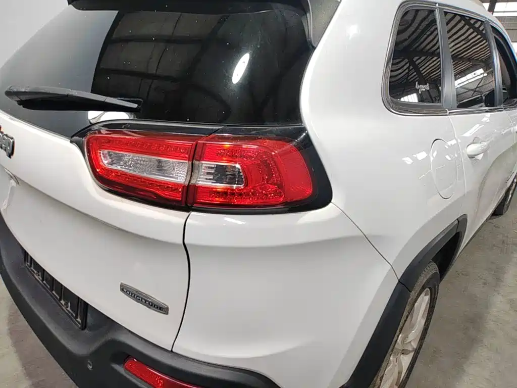 Jeep Cherokee (Import) — миниатюра 8