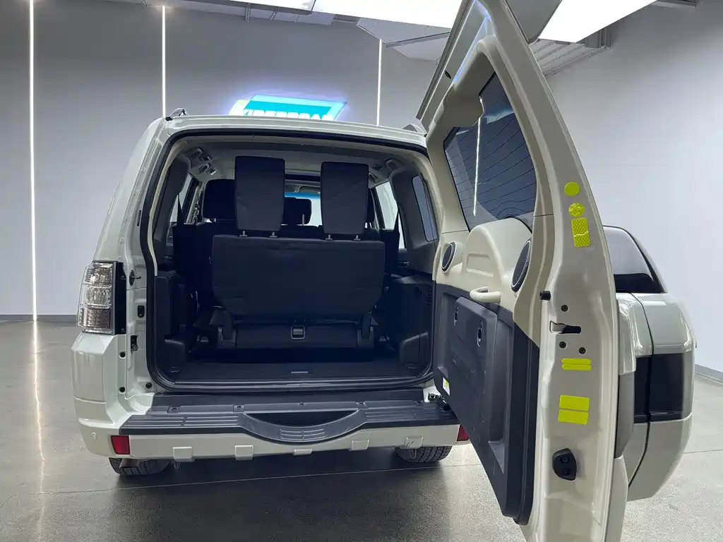 Mitsubishi Pajero (Import) — миниатюра 9