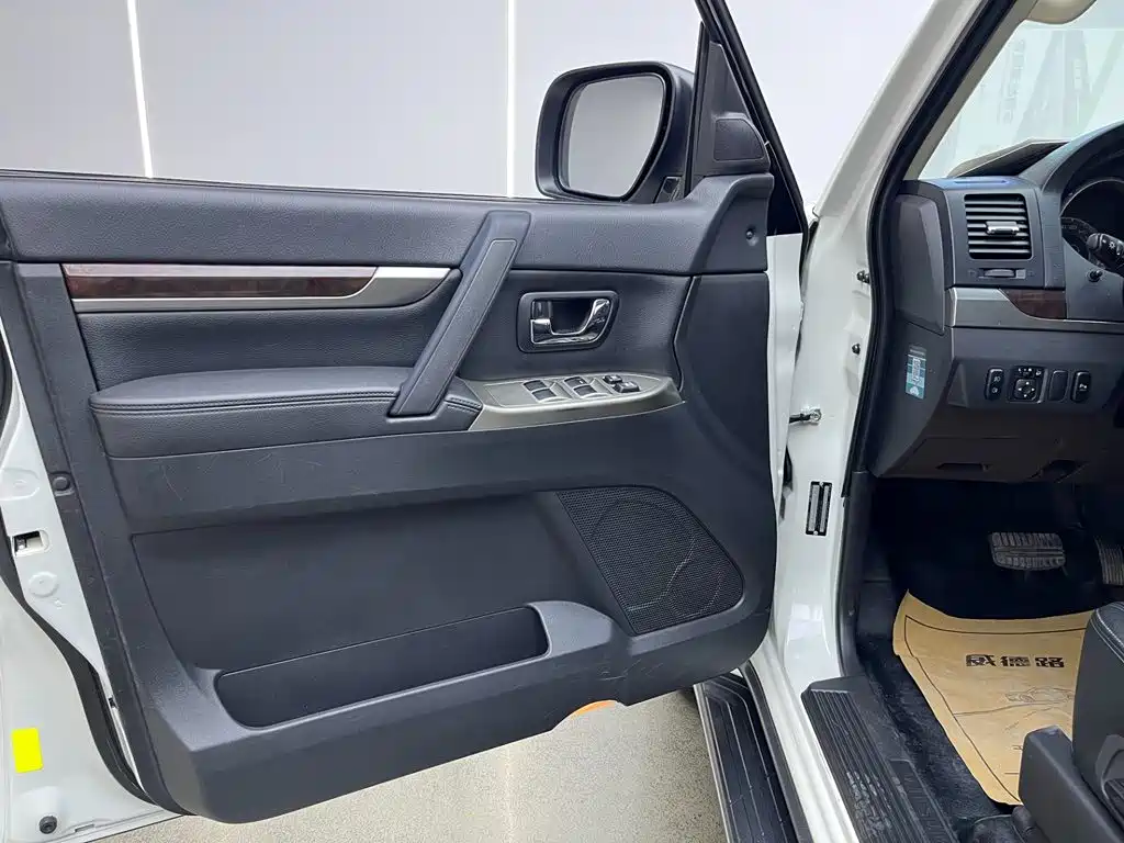 Mitsubishi Pajero (Import) — миниатюра 11