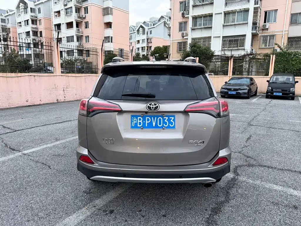 Toyota RAV4 — миниатюра 6