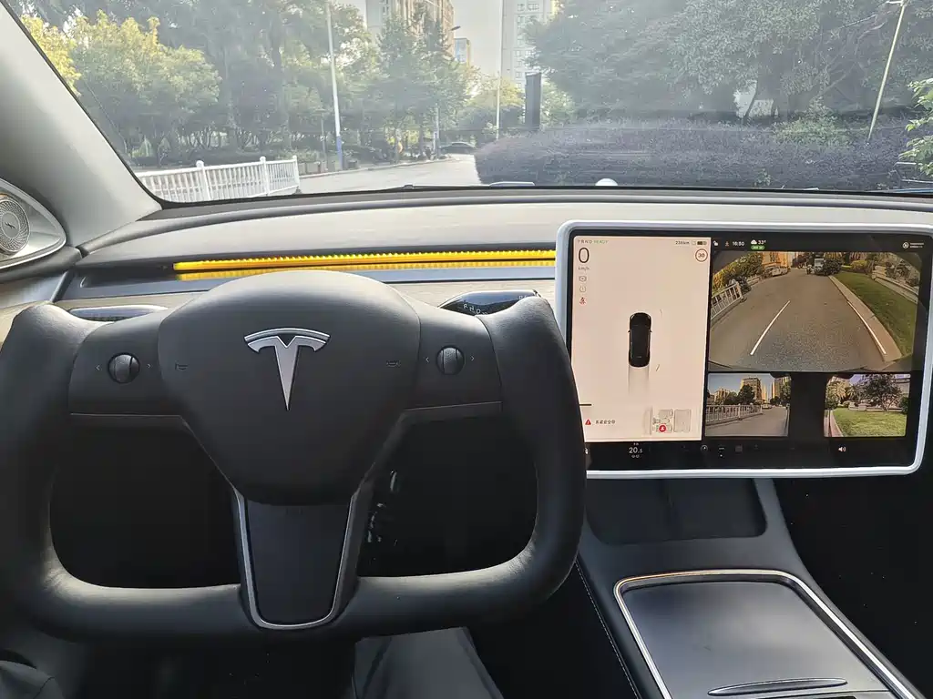 Tesla Model Y — миниатюра 15