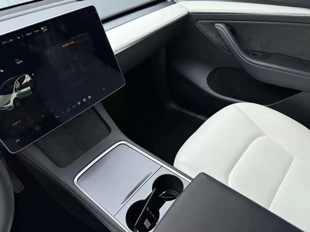 Tesla Model Y — миниатюра 12