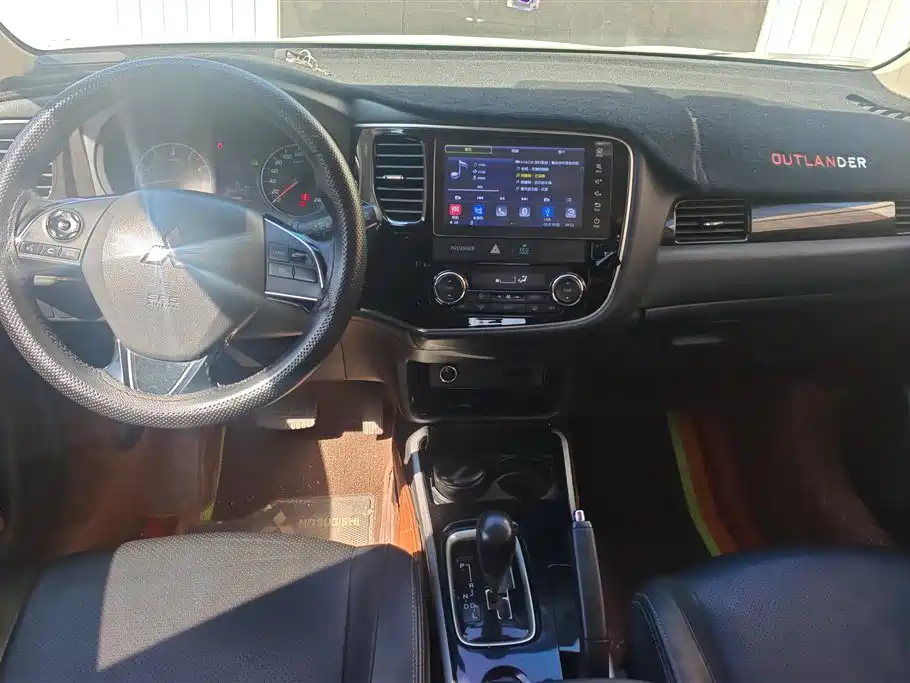 MITSUBISHI OUTLANDER