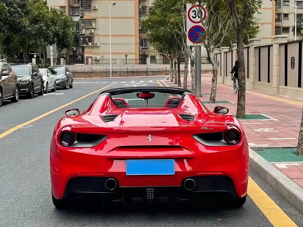 FERRARI 488