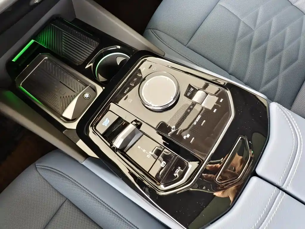 BMW i5 — миниатюра 13
