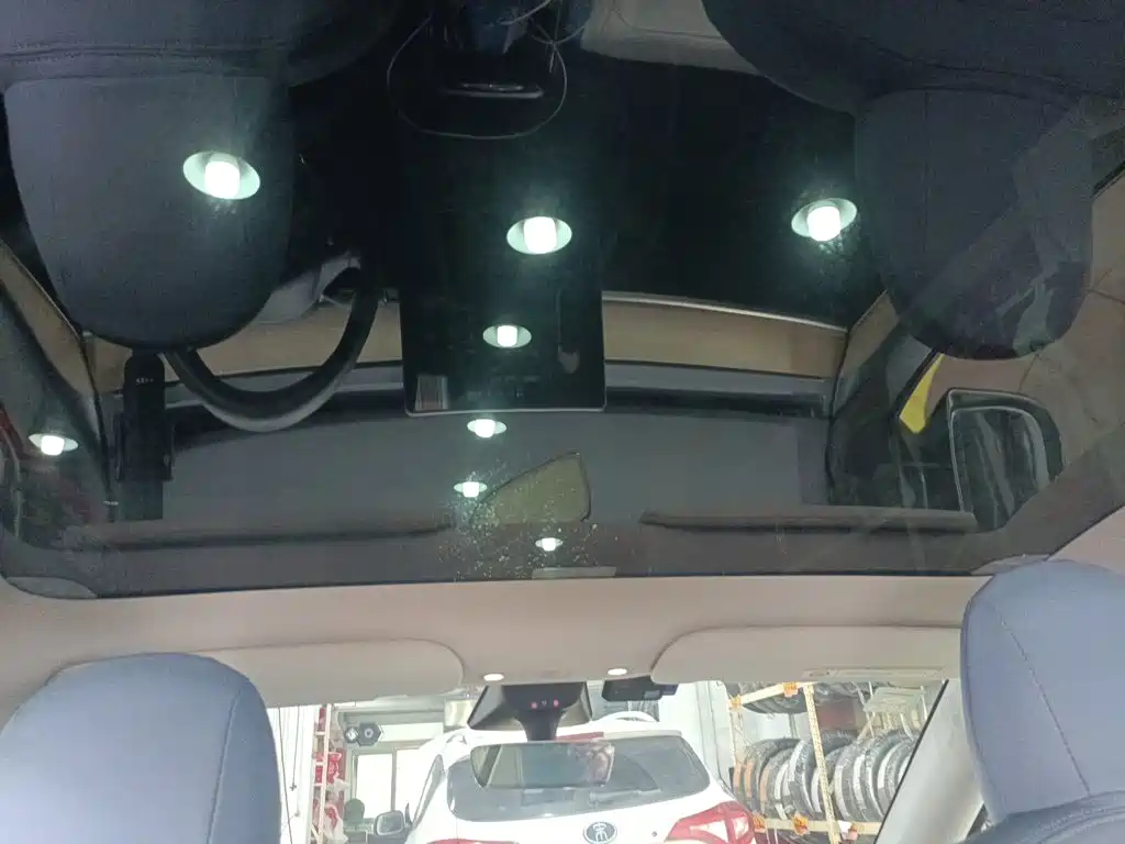 Tesla Model Y — миниатюра 9