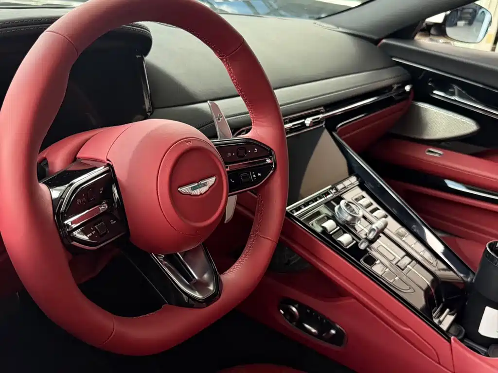 Aston Martin DB12 — миниатюра 14