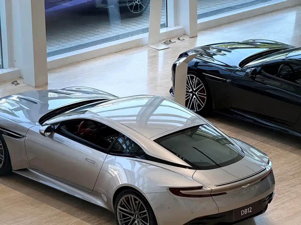 Aston Martin DB12 — миниатюра 4