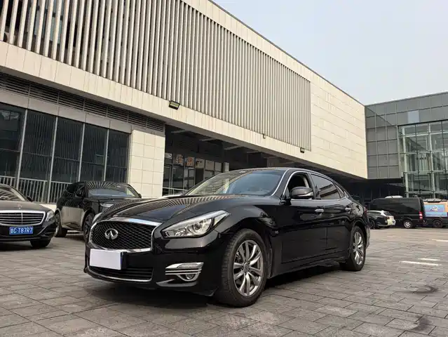INFINITI Q70 2019