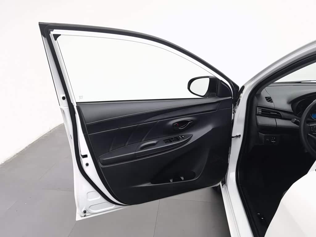 Toyota Vios 1.5 л 2022 г. Белый, пробег 33400 км