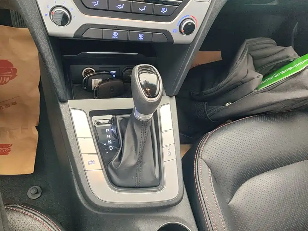 Hyundai Elantra — миниатюра 14