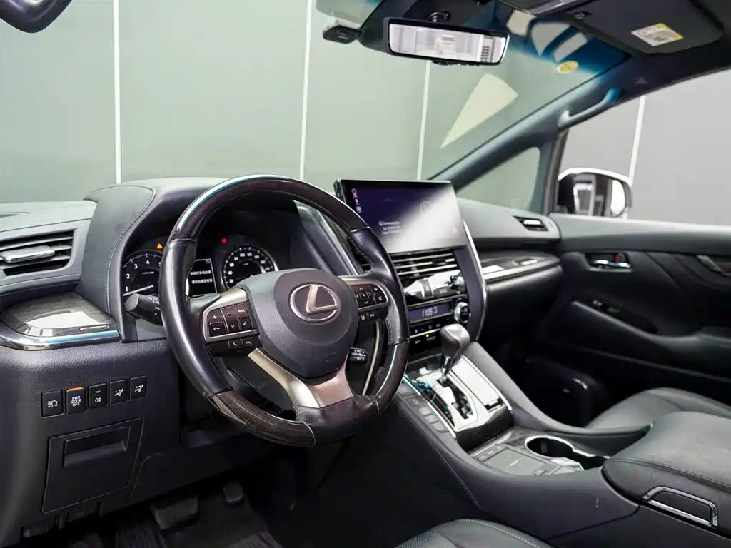 Lexus LM 2023 3.5L мест