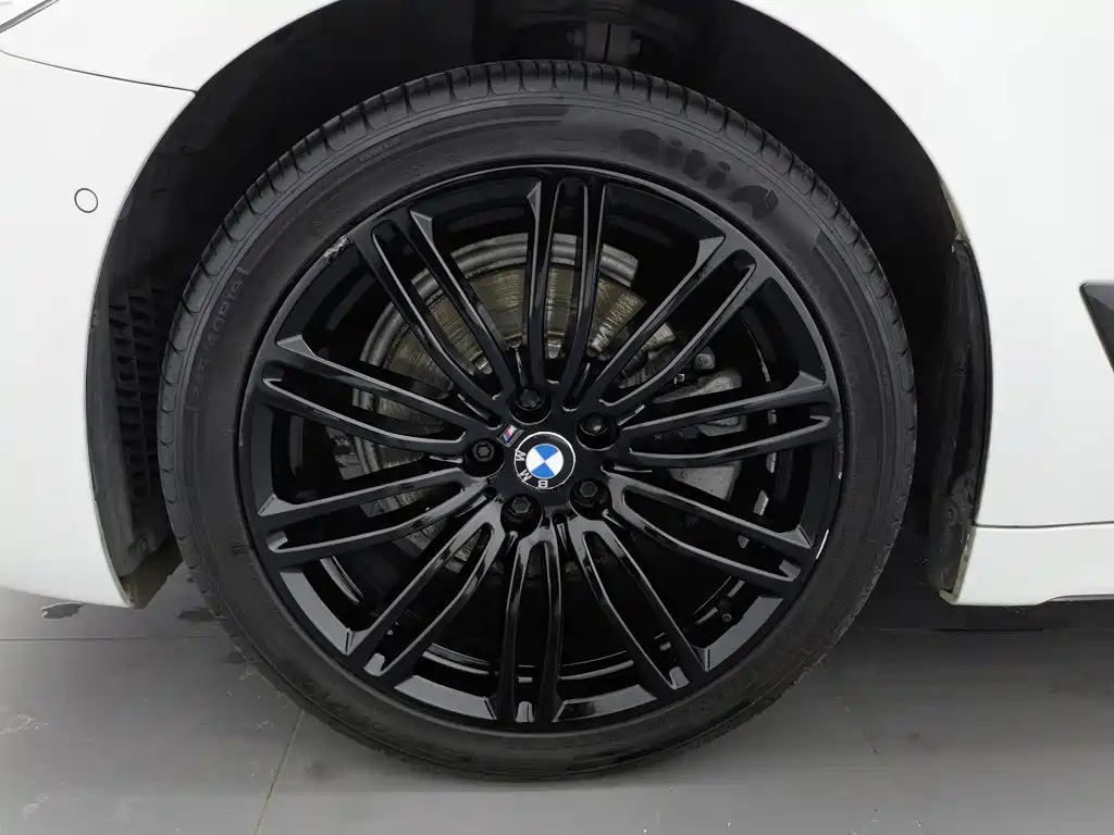 BMW 5 Series — миниатюра 17