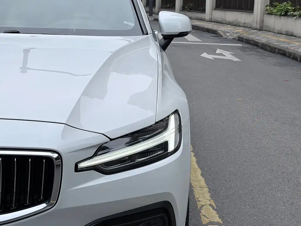 Volvo S60 2022 B4 Luxury