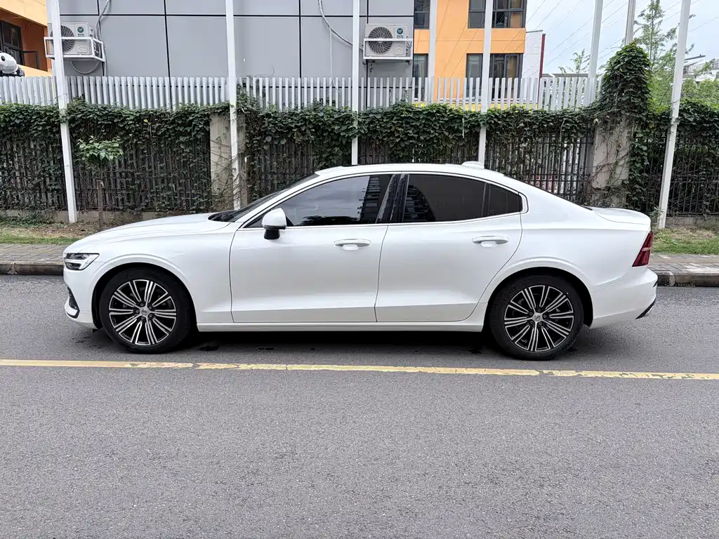 Volvo S60 2022 B4 Luxury