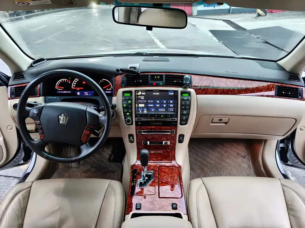 Toyota Crown — миниатюра 8