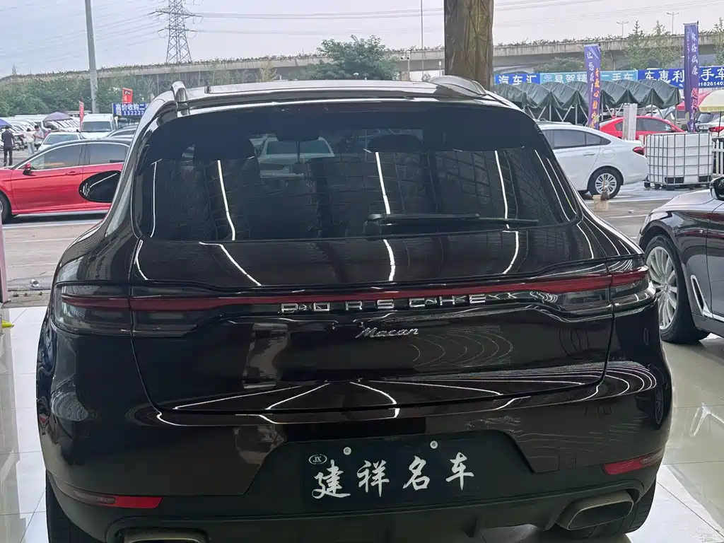 PORSCHE MACAN
