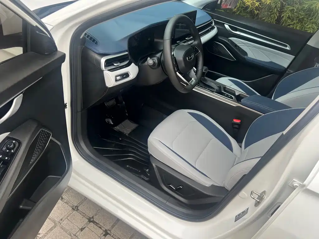 Geely Emgrand 2022 4 1.5L CVT Flagship