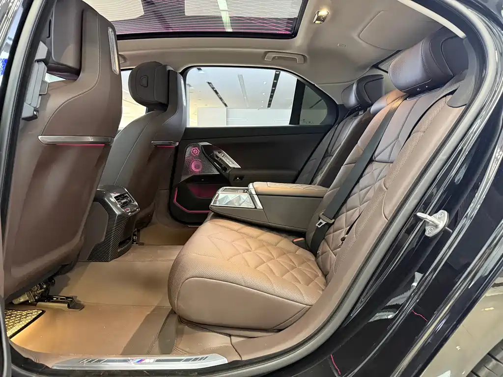 BMW i7 — миниатюра 11