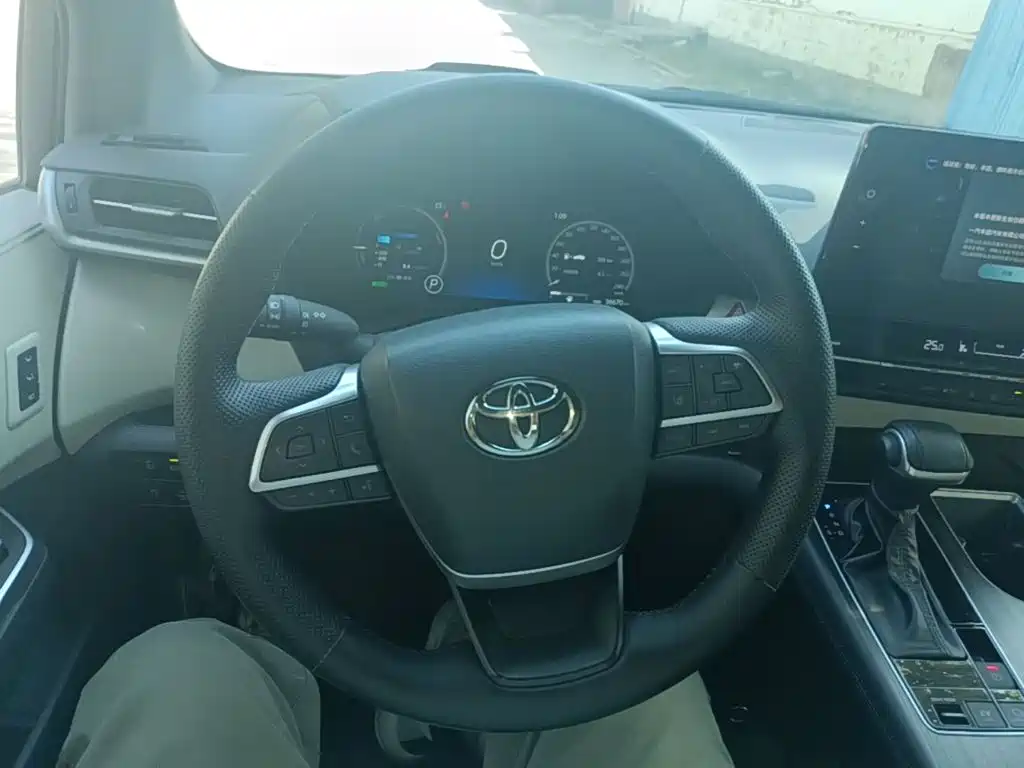 Toyota Granvia — миниатюра 11