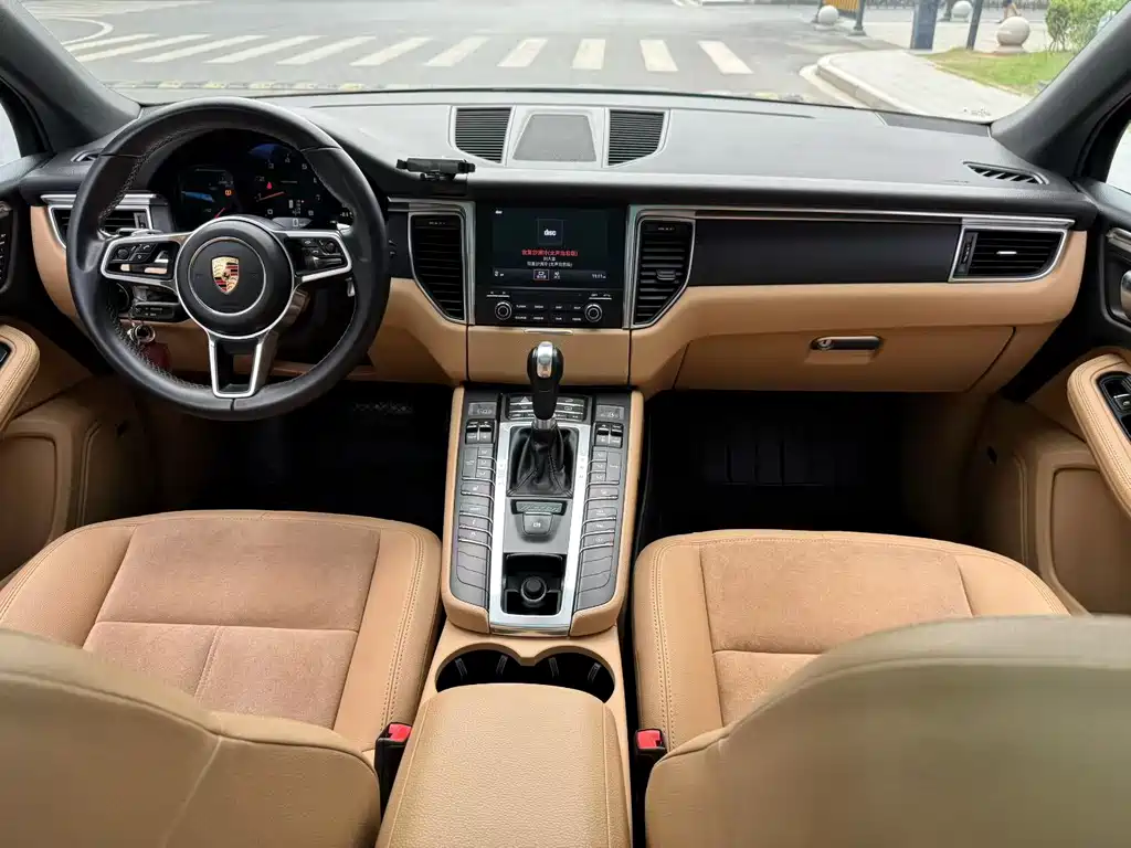 PORSCHE MACAN