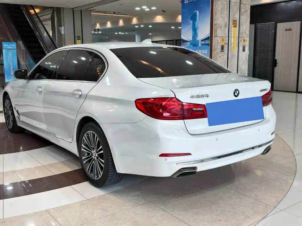 BMW 5 Series — миниатюра 14