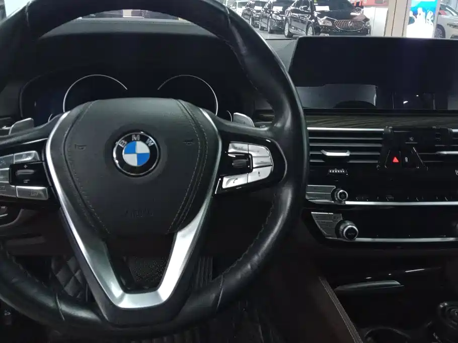 BMW 5 Series — миниатюра 12