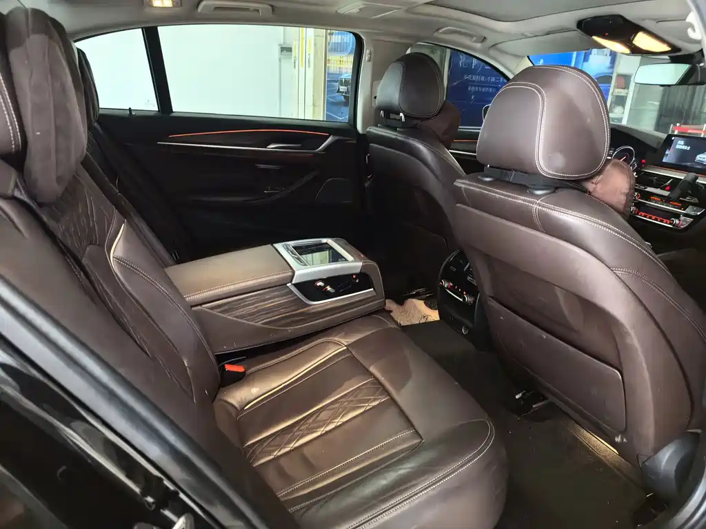 BMW 5 Series — миниатюра 9