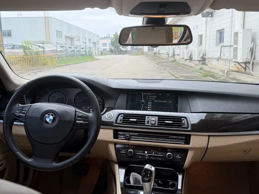 BMW 5 Series — миниатюра 7